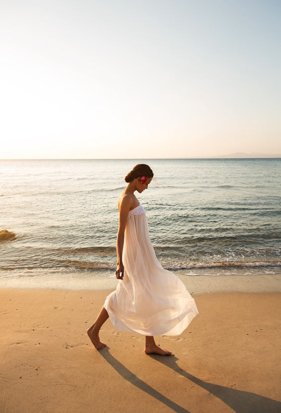 Women walking on the beach Anne Semonin