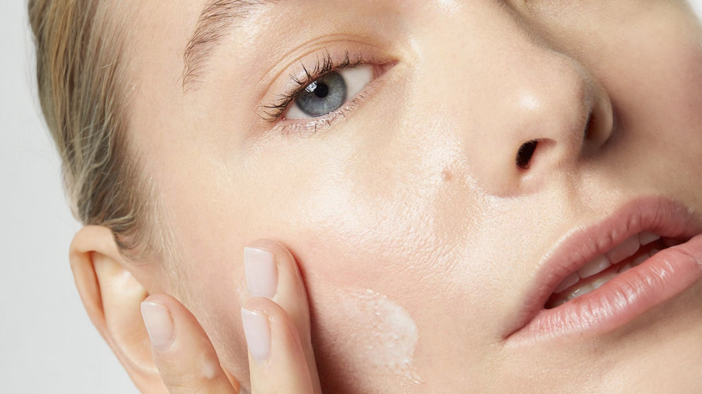 Visage femme applicant de la crème anne semonin