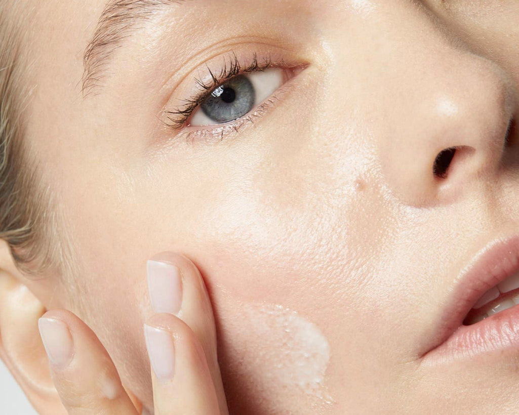 Visage femme applicant de la crème anne semonin