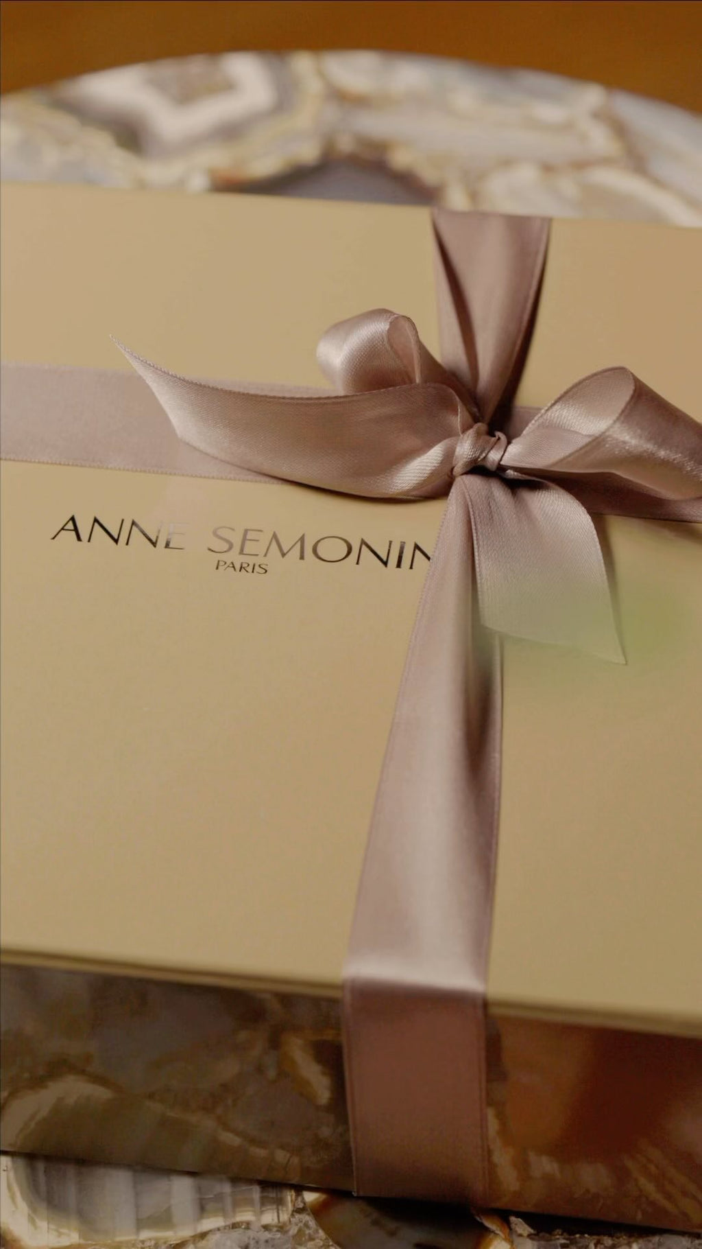 https://www.instagram.com/reel/CopCzrVgCBS/[SHARP-CAPTION]Prenez soin de vos proches pour la Saint Valentin 🤍

Take care of your loved ones for Valentine’s day 🤍 

#annesemonin #lifestyle #luxurylifestyle #saintvalentin #valentinesdaygift