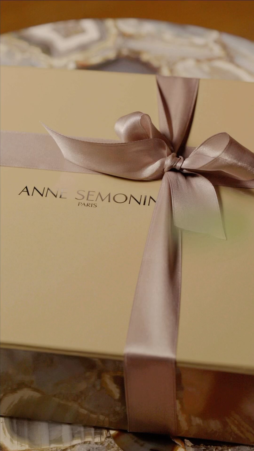 https://www.instagram.com/reel/CopCzrVgCBS/[SHARP-CAPTION]Prenez soin de vos proches pour la Saint Valentin 🤍

Take care of your loved ones for Valentine’s day 🤍 

#annesemonin #lifestyle #luxurylifestyle #saintvalentin #valentinesdaygift