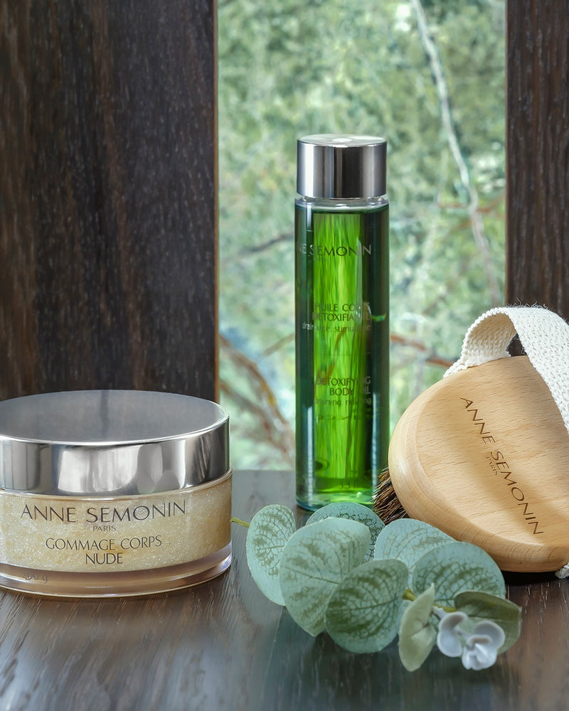 https://www.instagram.com/p/CnNAgTAqIWw/[SHARP-CAPTION]GET NEW SKIN — FAST 🧚🏼

Get new skin in a flash with the Nude Body Scrub and Detoxifying Body Oil. Use the Bora Bora White Sand Scrub twice a week (apply to damp skin after your shower or bath) and the moisturising, nourishing oil as needed (apply to clean, dry skin).

-

FROM SCRATCH 🧚🏼

Faîtes peau neuve en un clin d’œil grâce au Gommage Corps Nude et à l’Huile Corps Détoxifiante. Le Gommage au sable blanc de Bora Bora s’utilise 2x/semaine (après votr